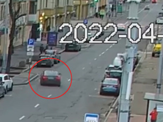 Арендованная иномарка сбила пешехода на тротуаре в Москве
