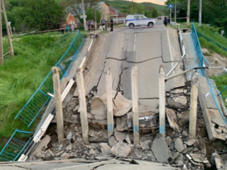 На Кубани грузовик обрушил автомобильный мост