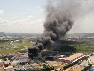 Сильный пожар вспыхнул на юго-востоке Стамбула