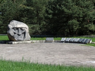 СК займется поиском вандалов, осквернивших памятник солдатам в Литве