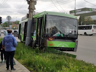 В Краснодаре водитель троллейбуса отвлекся от дороги и врезался в столб