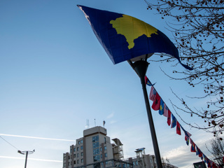 В населенных сербами районах Косова слышны звуки сирен и выстрелов
