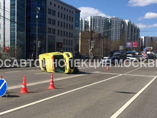 Скорая перевернулась после ДТП на юго-западе Москвы, есть пострадавшие