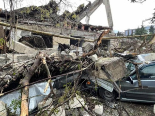 Из-за обрушения стены бывшего молокозавода в Ялте повреждены 5 машин