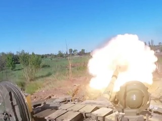 Опубликованы кадры боевой работы российских танкистов в ЛНР