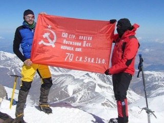 На Эвересте установили копию Знамени Победы