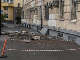 Облицовка фасада московской пятиэтажки обрушилась на тротуар
