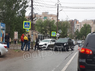 23-летняя девушка пострадала в ДТП с участием двух машин в Астрахани