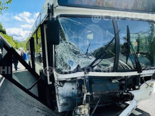 В Сочи женщину-водителя зажало в машине после аварии с автобусом