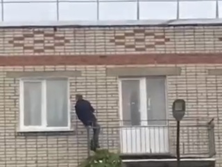 В Тульской области мужчина сорвался с балкона на 5 этаже