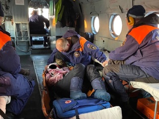 В Хакасии спасатели эвакуировали с горы пострадавшую из-за обуви туристку