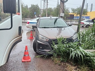 В Астрахани водитель, уходя от погони, врезался в столб