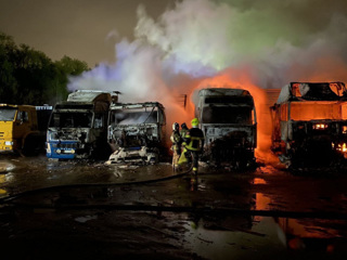 На стоянке в Нижнем Новгороде огонь уничтожил 7 грузовиков