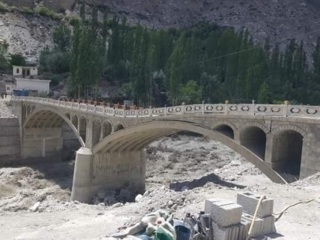 Соединяющий Пакистан и Китай мост снесло растаявшим ледником
