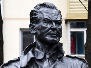 Во Владивостоке вандалы облили краской памятник Зорге, возбуждено дело