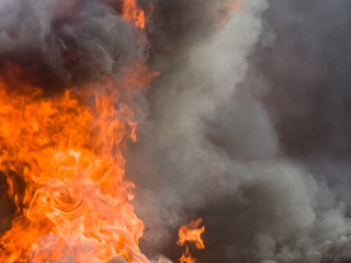 В центре Перми полностью сгорела двухэтажка