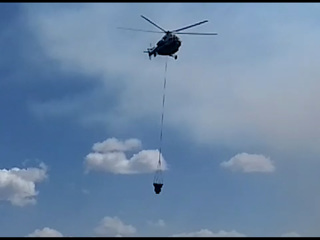 В Кузбассе с помощью вертолета тушат лесной пожар