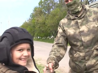 Флаги и трогательные письма: дети поддерживают российских военных