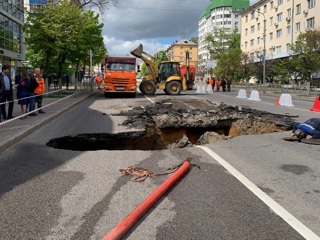 В Липецке на дороге образовалась огромная дыра