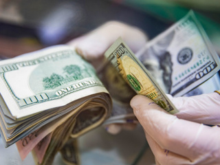 Доллар и евро упали более чем на 3 рубля