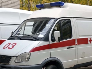 В Красноярском крае 8-летняя девочка выпала из окна 5 этажа, пока ее отец спал