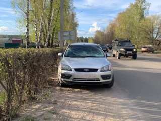 Дерево упало на движущийся автомобиль в Волжске