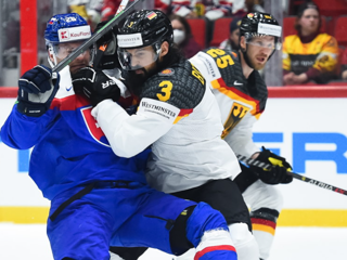 Хоккеисты Германии победили Словакию на чемпионате мира