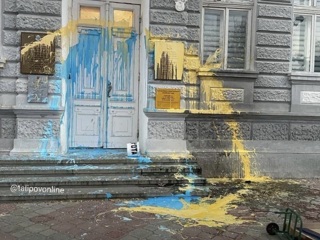 Желто-голубое преступление: вандал облил красками здание мэрии Евпатории