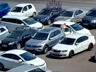 Автомобилист избил женщину-водителя на парковке в Красноярске