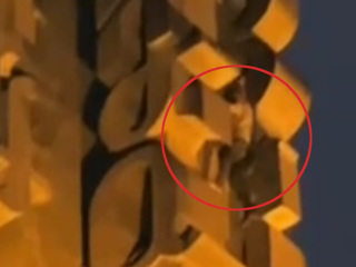 В Москве мужчина залез на 42-метровый монумент "Дружба навеки"