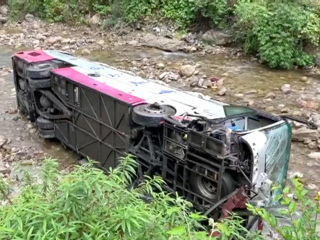 Пассажир погиб при падении рейсового автобуса с обрыва в Китае