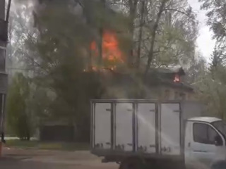 В центре Омска загорелись частные дома
