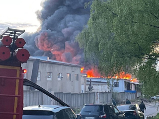 На ярославском предприятии тушат крупный пожар