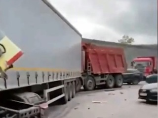 В Подмосковье произошло массовое ДТП с грузовиком: есть пострадавшие