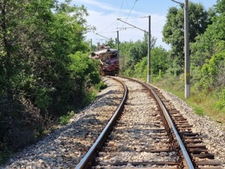 Два машиниста погибли в столкновении поезда с самосвалом в Болгарии