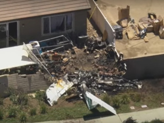 Легкий самолет приземлился во двор частного дома в Калифорнии