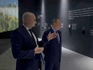 Путин посетил выставку о Петре I на ВДНХ
