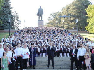 Лещенко вместе с тысячей жителей Пятигорска спел гимн России