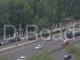 Камера запечатлела момент опрокидывания машины на севере Москвы