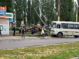 В Воронеже маршрутка протаранила светофор