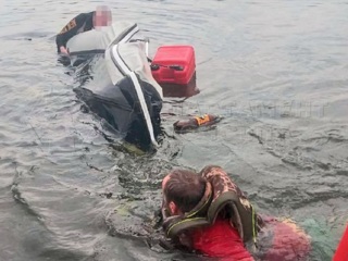 В Москве спасли людей, упавших в воду после столкновения с домиком для птиц