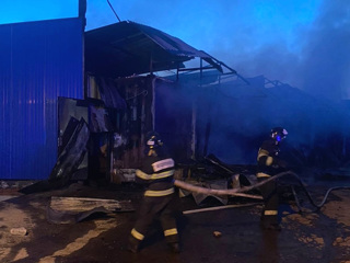В подмосковном поселке тушат крупный пожар на складе