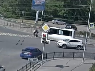 Маршрутка сбила трех подростков на переходе в Омске