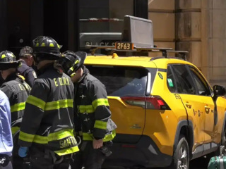 Таксист в Нью-Йорке въехал в толпу прохожих
