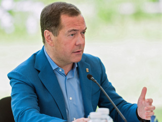 Медведев: Запад завидует России и опасается ее