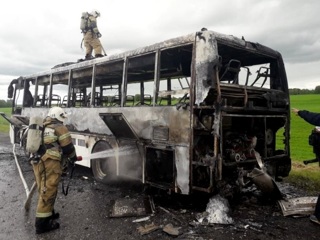 Автобус с людьми сгорел на трассе в Тюменской области