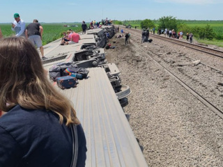 Пассажирский поезд сошел с рельсов и опрокинулся на бок в США
