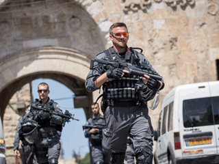 В Иерусалиме палестинец напал с ножом на полицейского