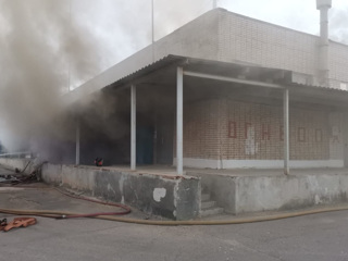 Пожар на химическом складе завода в Дубне тушат около 70 человек