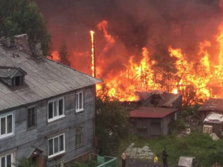 Из-за крупного пожара в Архангельске эвакуировали жителей трех домов
